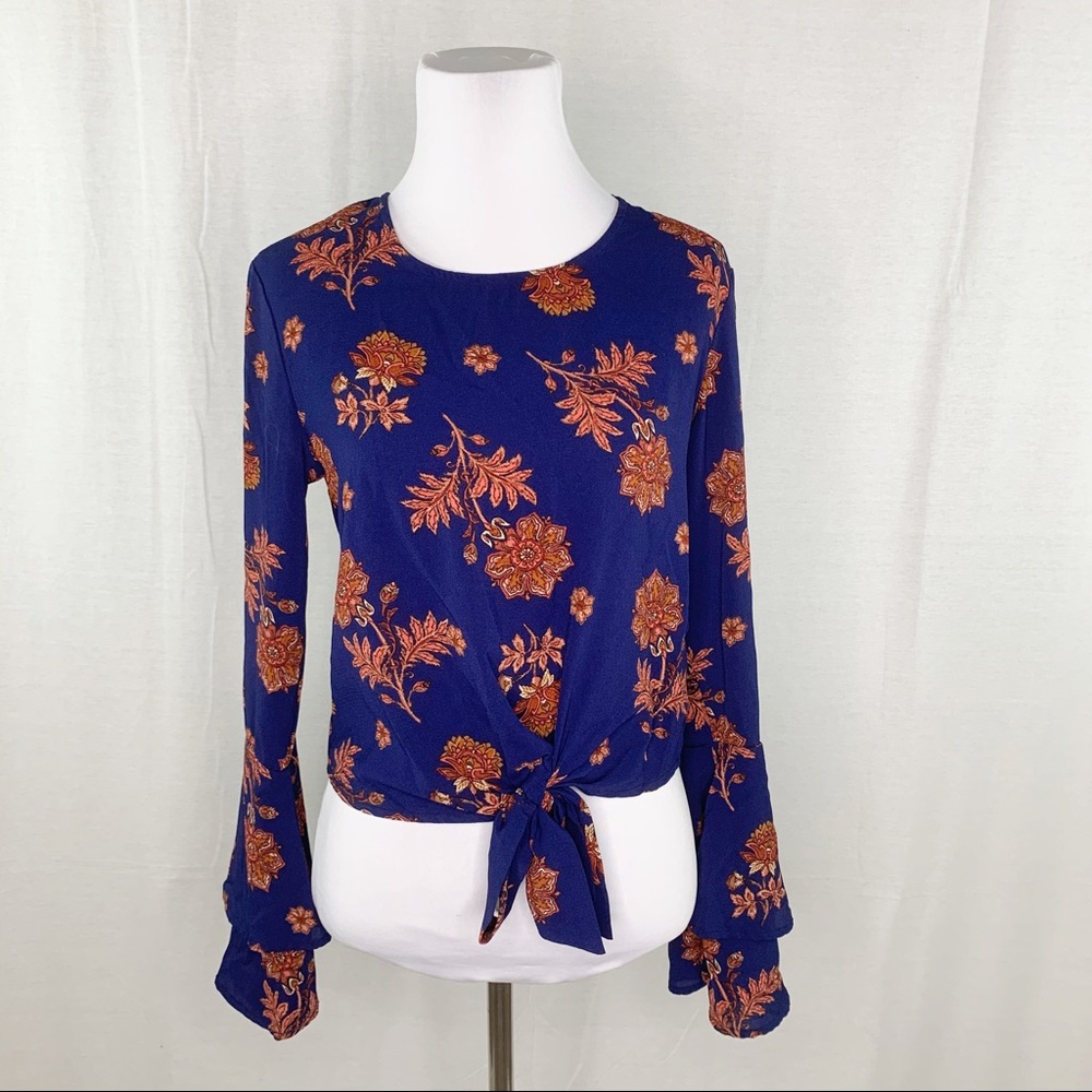 Selfie blue bell sleeve floral boho top